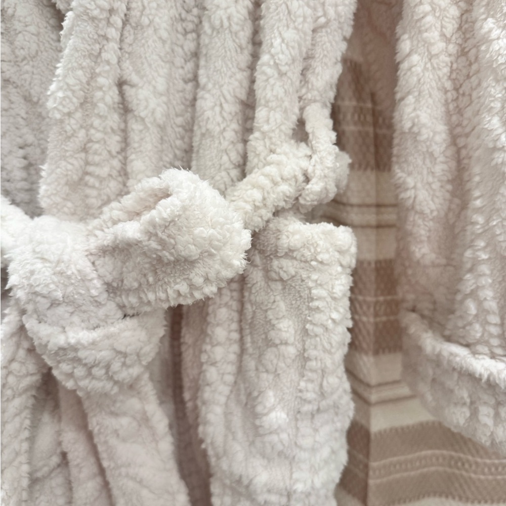 Cozy White Textured Robe - Picture 3 of 3